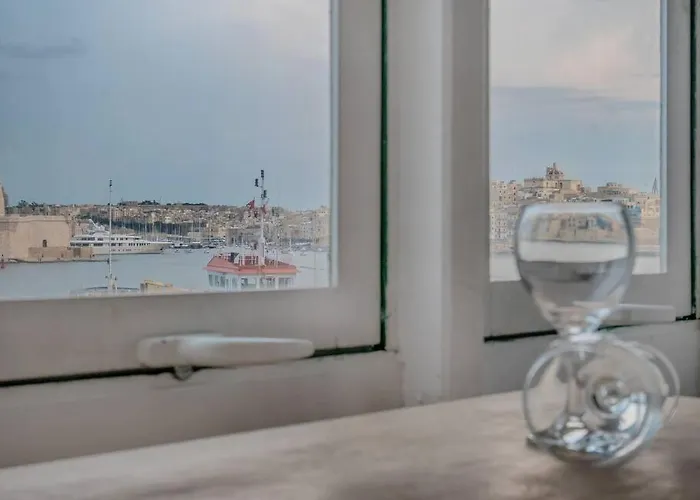 Seafront Apartment In Valletta