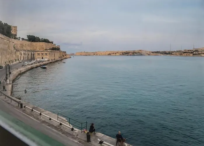 Seafront Apartment In Valletta